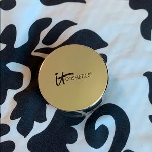 IT cosmetics Bye-bye pours tinted powder